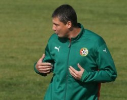 ЦСКА пада 2-0 в Ловеч, Пенев гони 9 души